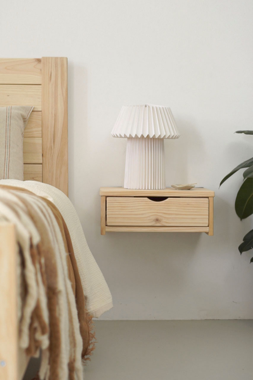 Imagen de ambiente 1 para:Mesilla flotante con un caj&oacute;n de madera maciza